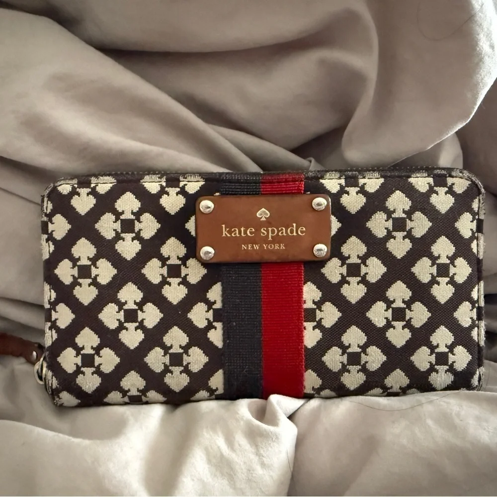 Kate Spade Classic Spade Neda zip-around wallet guc